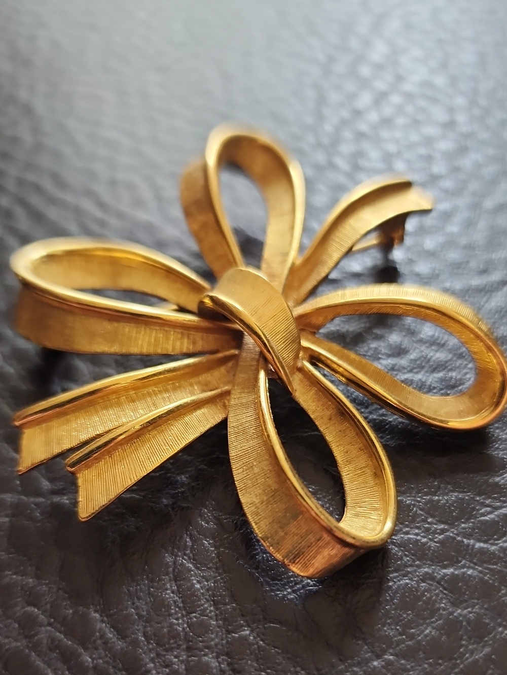 VTG Monet Gold Bow Brooch - Elegant Women’s Jewelry